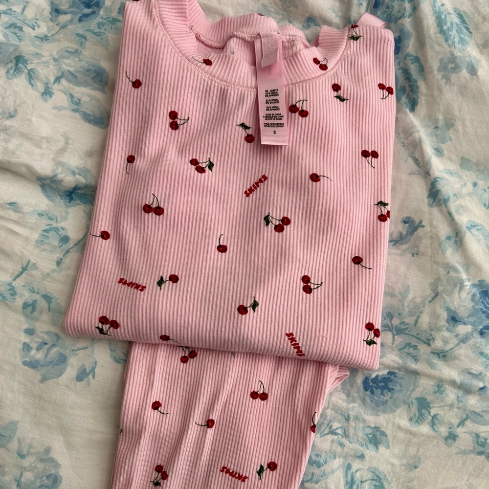 SKIMS CHERRY KIDS PAJAMAS SZ 5T